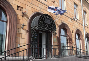 nastennye-kronshtejny-dvuhrozhkovy-s-flagom nastennye-kronshtejny-dvuhrozhkovy-s-flagom